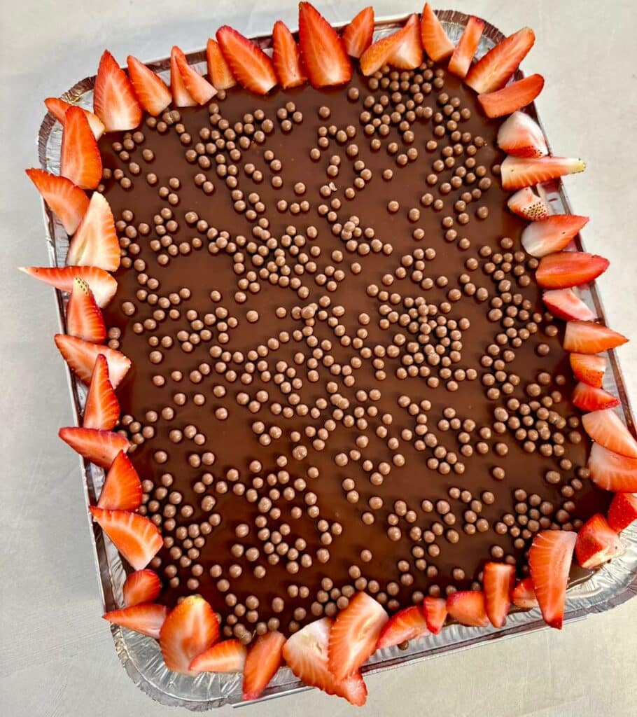 עוגת שוקולד תותים וגבינה